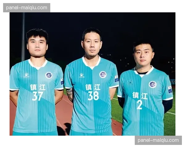 特写：37岁的孟菲尔斯在迈阿密训练场上与年轻球员切磋