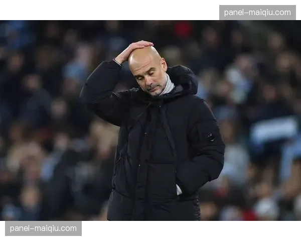 镜头记录：瓜迪奥拉场边不断手势指挥，要求斯通斯从后腰位置再次前提到中场